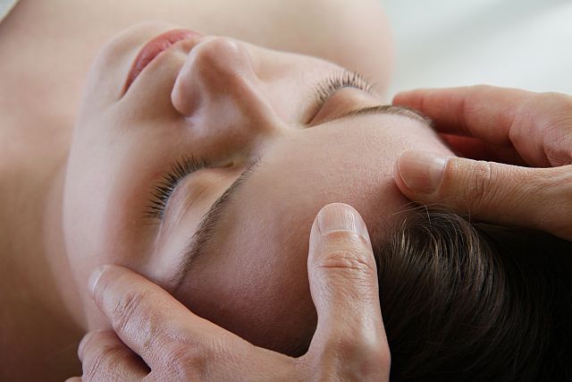 Wellness_Haende am Kopf